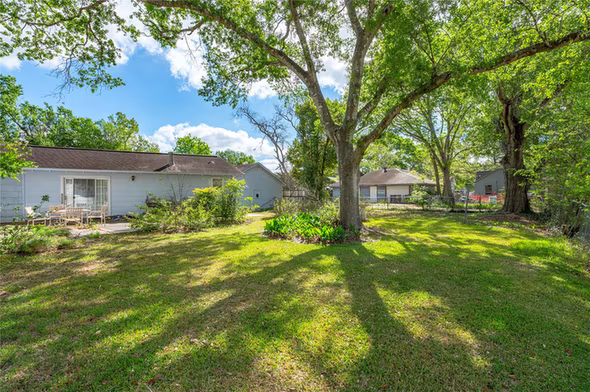 Photo 2 of 418 E Strand Street, El Campo, TX