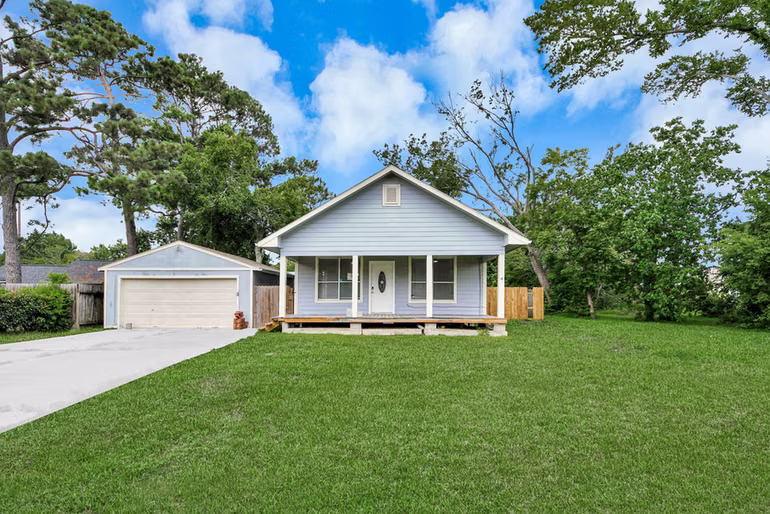Photo of 114 N Holmes Street, La Porte, TX 77571