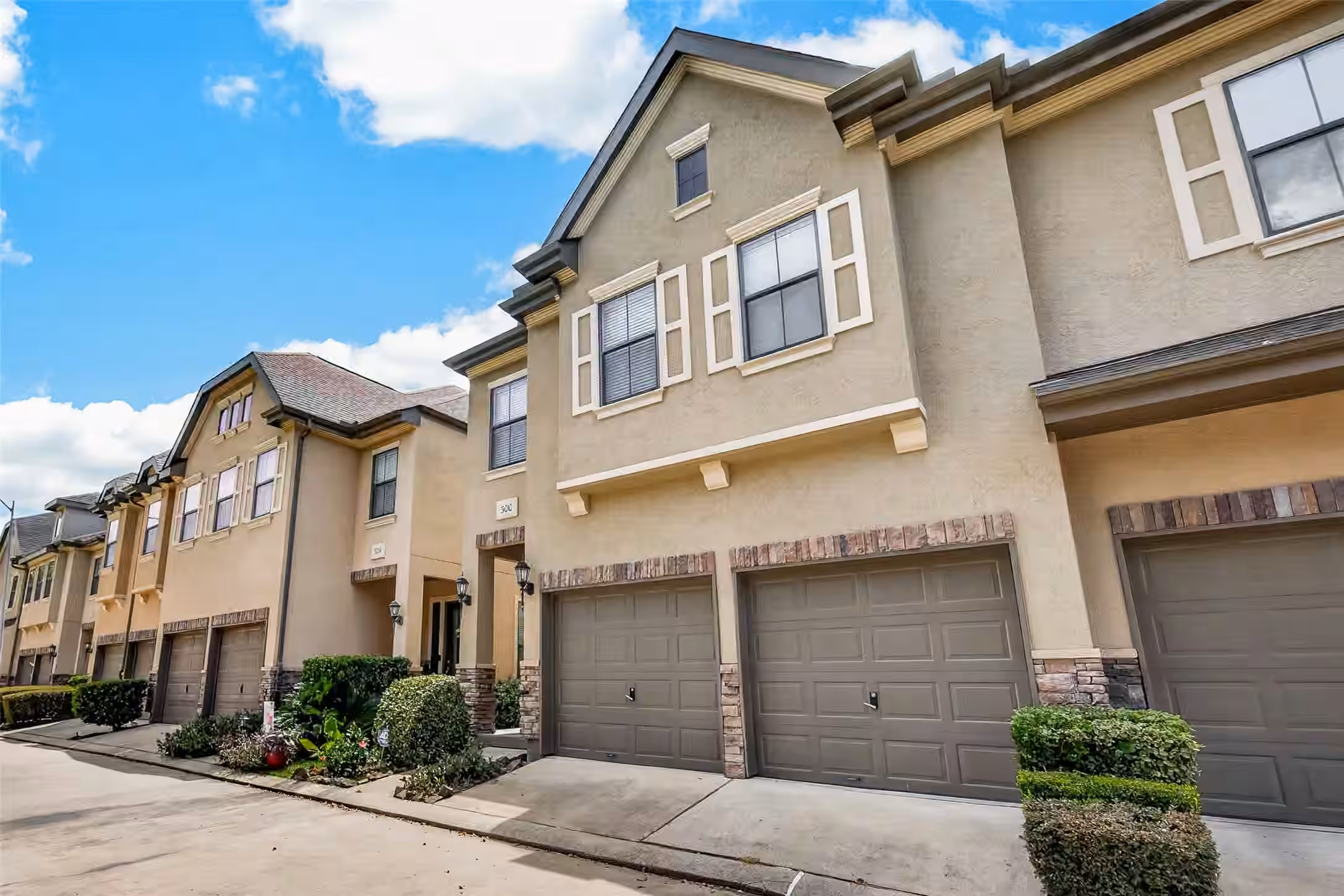 Photo 3 of 3010 Royal Oaks Crest, Houston, TX