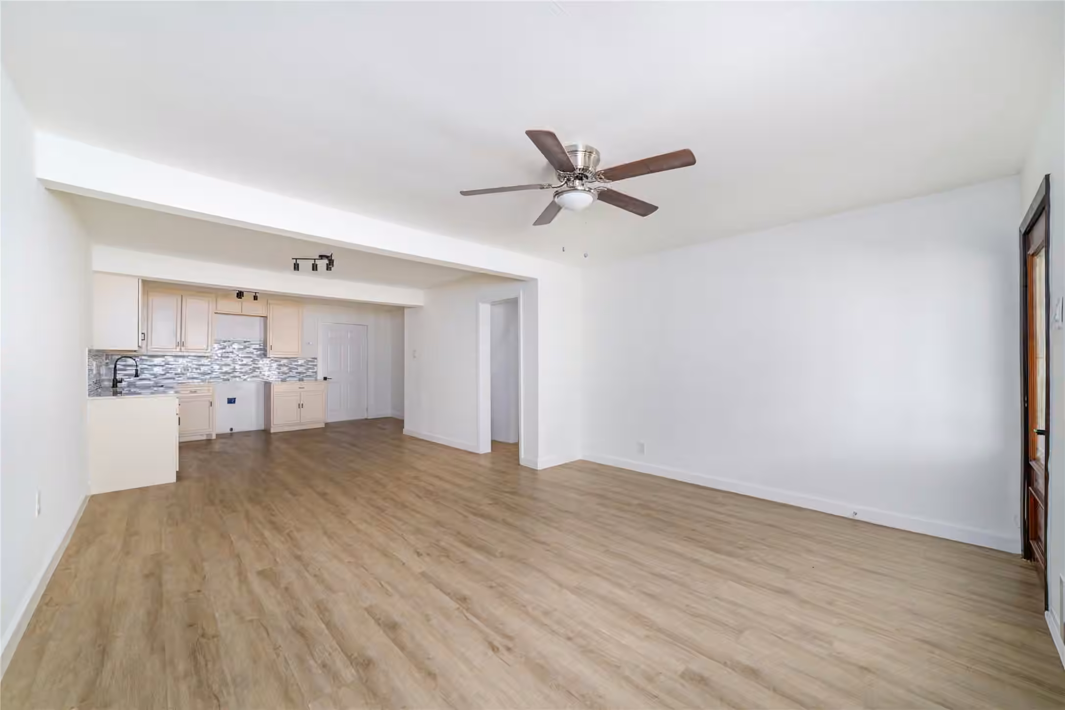 Photo 5 of 2305 Wilshire Street, Houston, TX