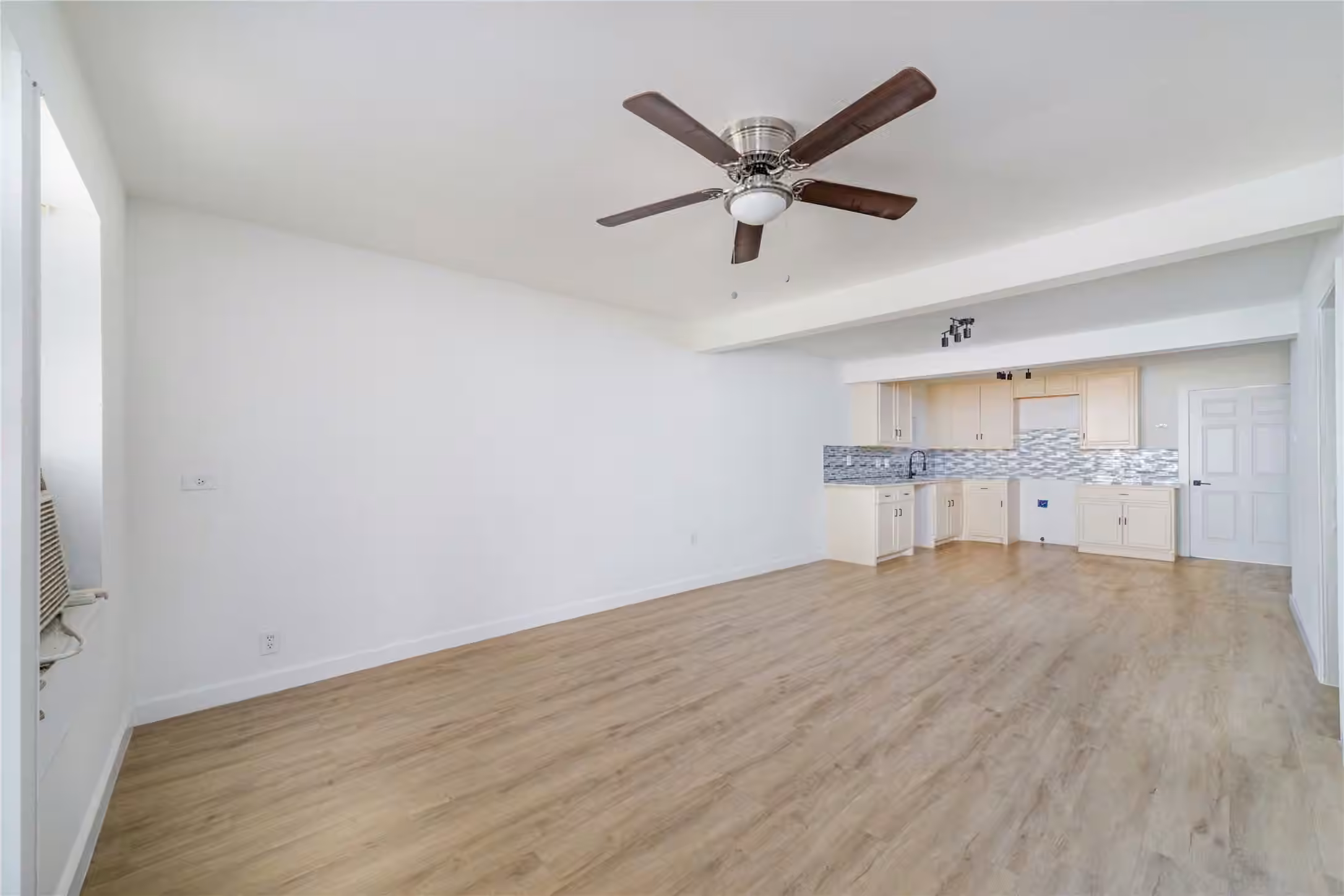 Photo 6 of 2305 Wilshire Street, Houston, TX