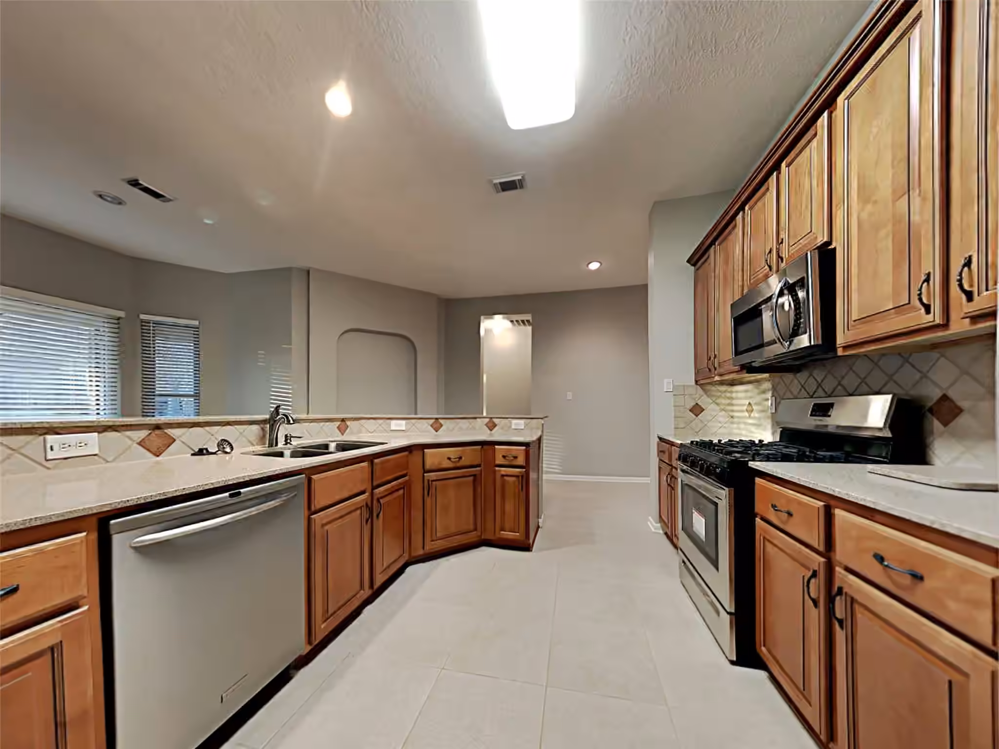Photo 4 of 18407 Bluewater Cove Drive, Humble, TX