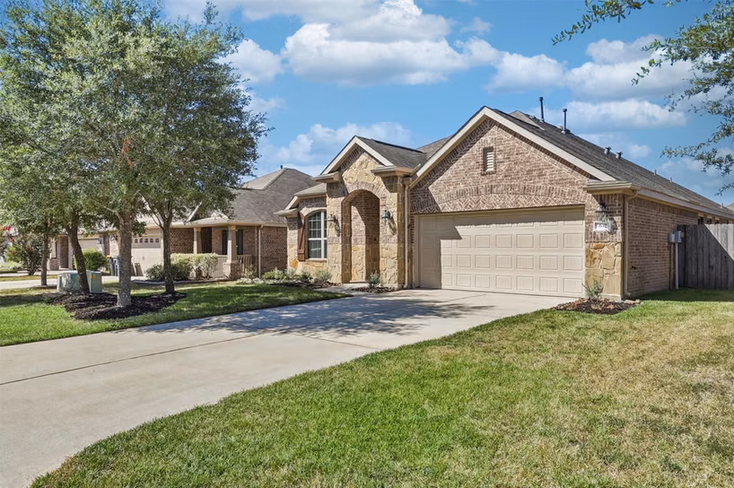 Photo of 637 Maple Point Drive E, Conroe, TX