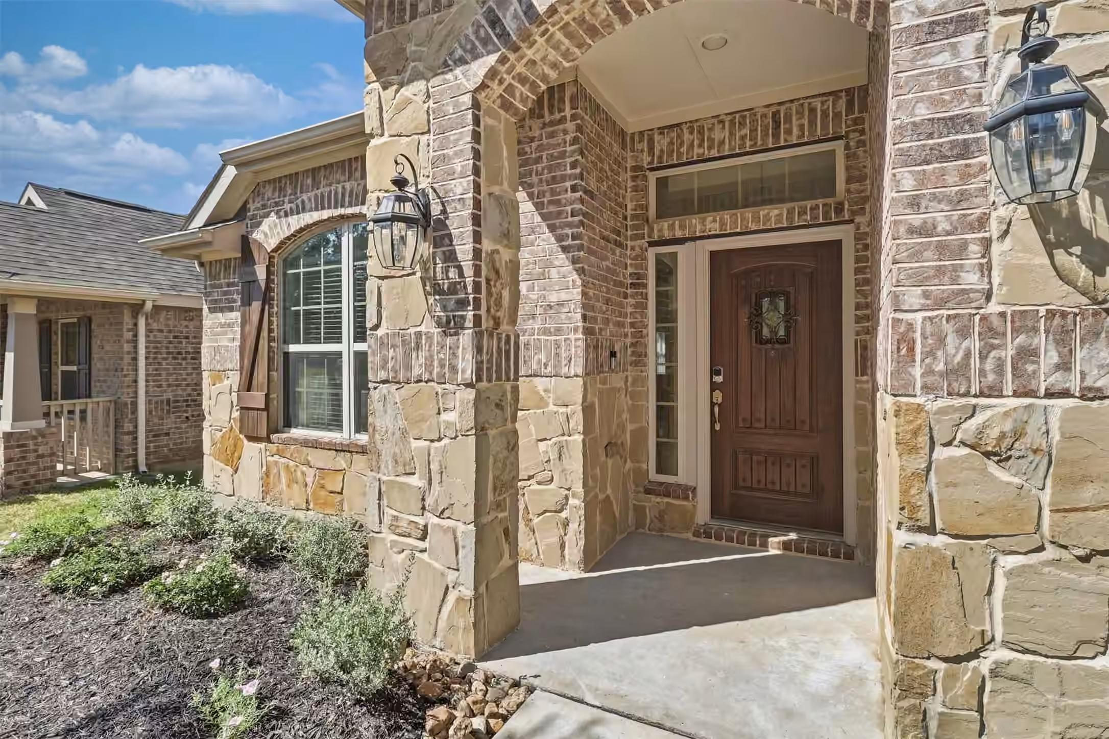Photo 4 of 637 Maple Point Drive E, Conroe, TX