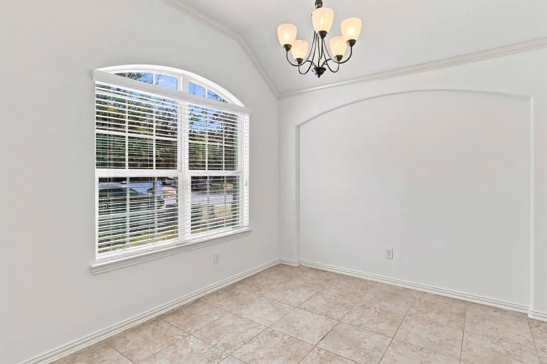 Photo 7 of 637 Maple Point Drive E, Conroe, TX