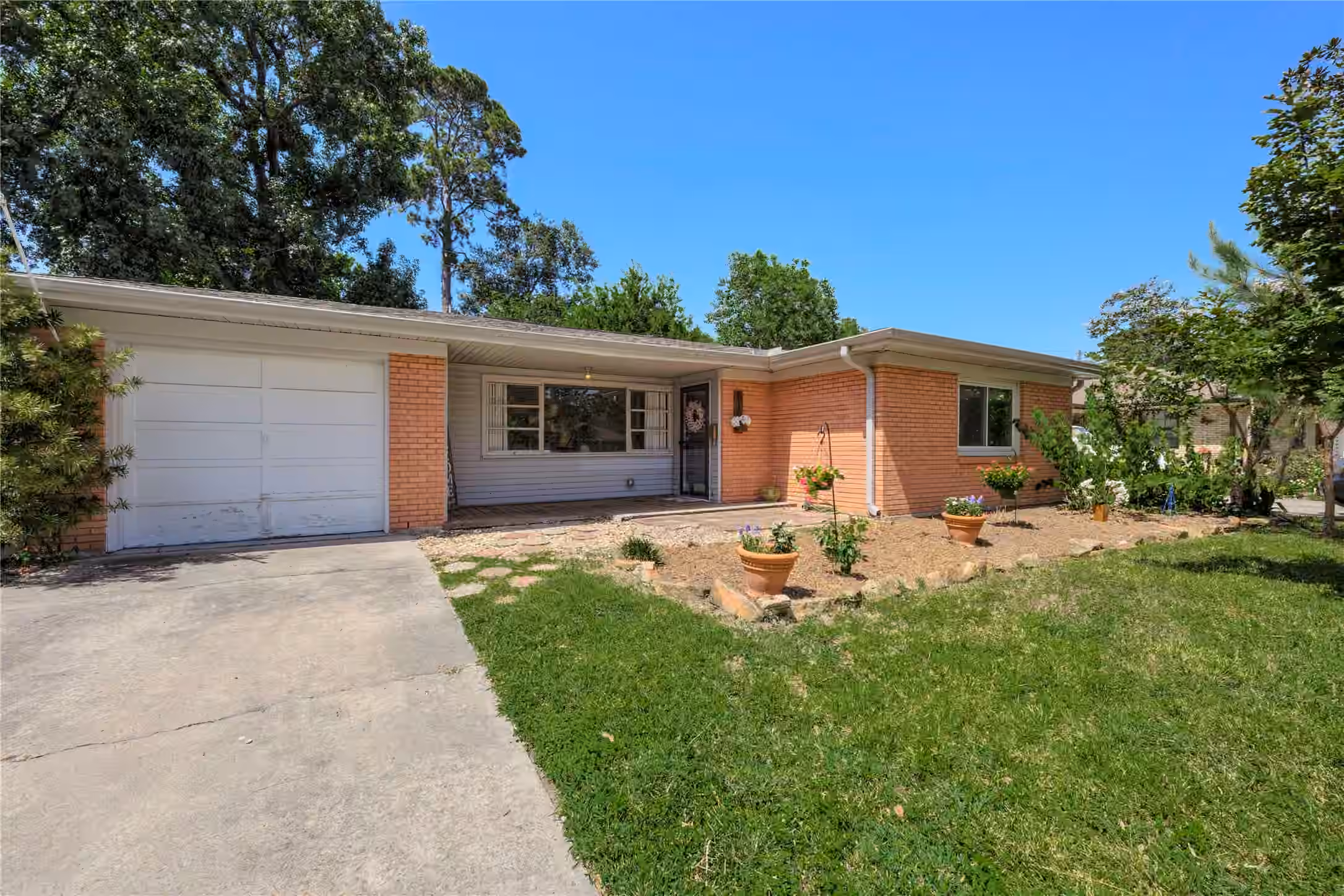 Photo of 515 Azaleadell Drive, Houston, TX
