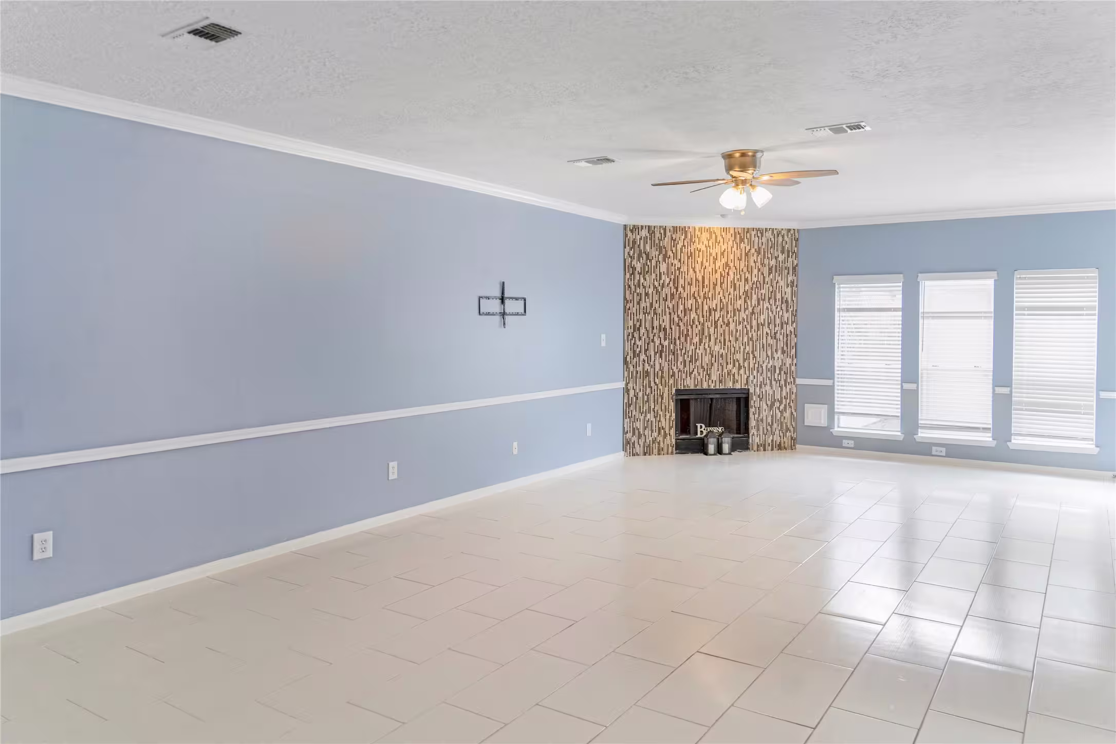 Photo 3 of 1405 El Camino Village Drive, Webster, TX