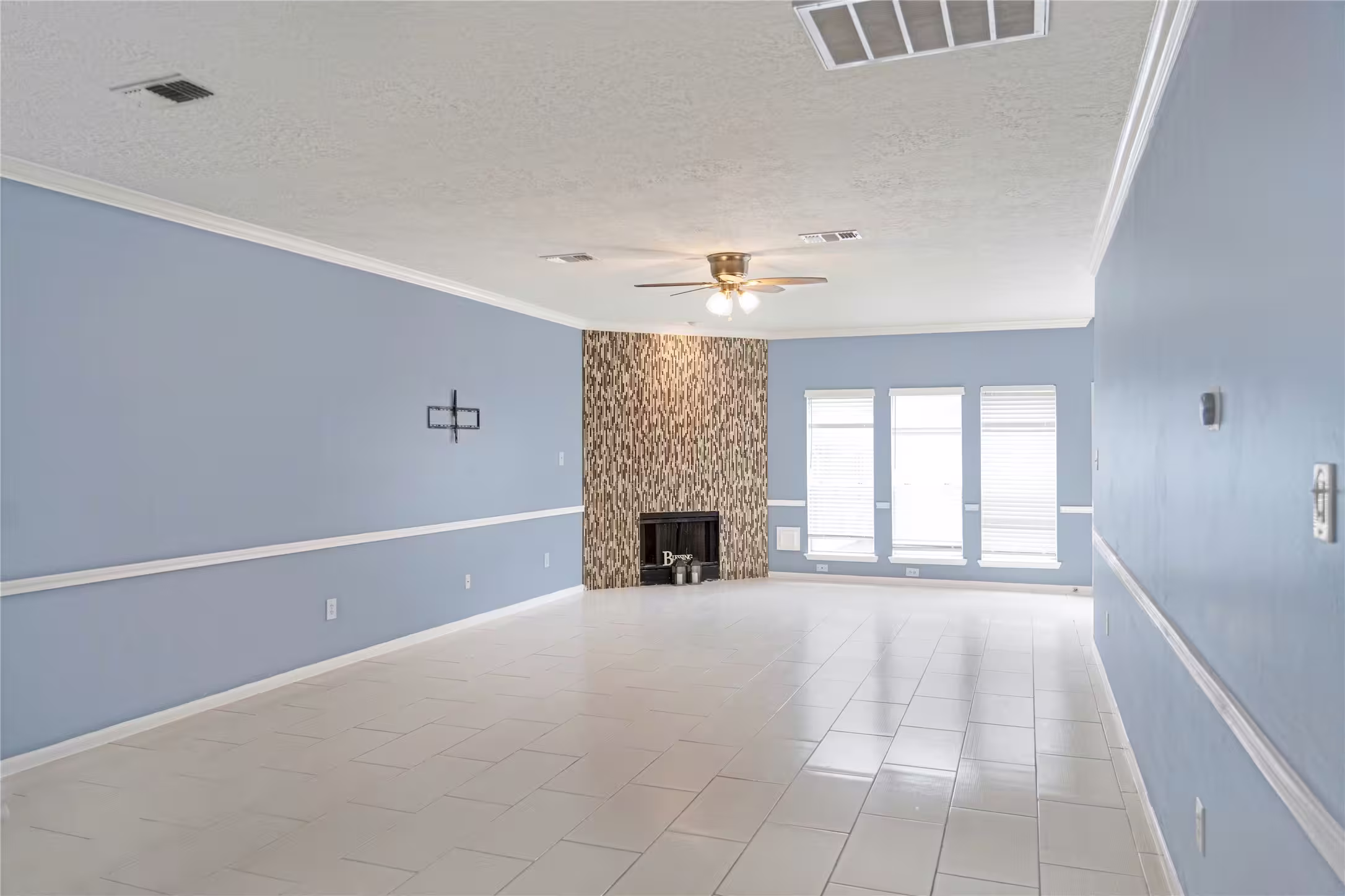 Photo 4 of 1405 El Camino Village Drive, Webster, TX