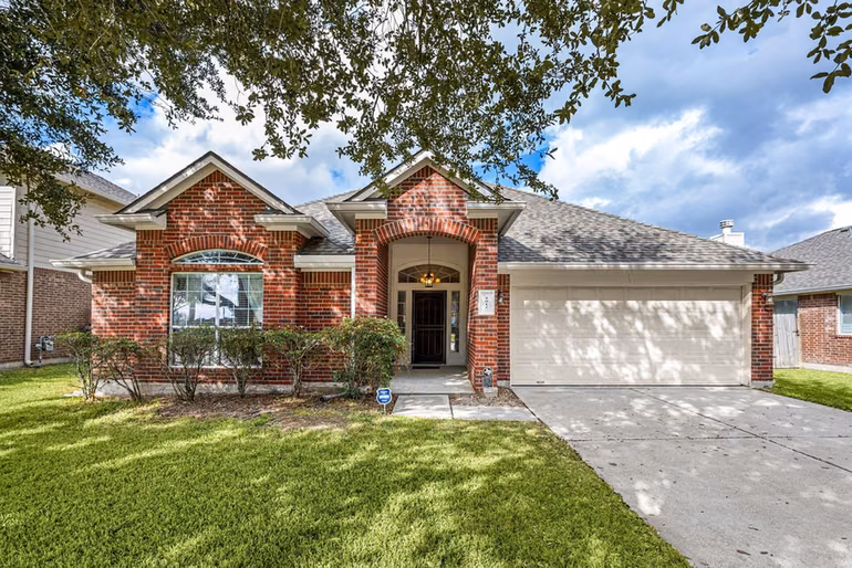 Photo of 3012 Kings Isle Lane, Dickinson, TX