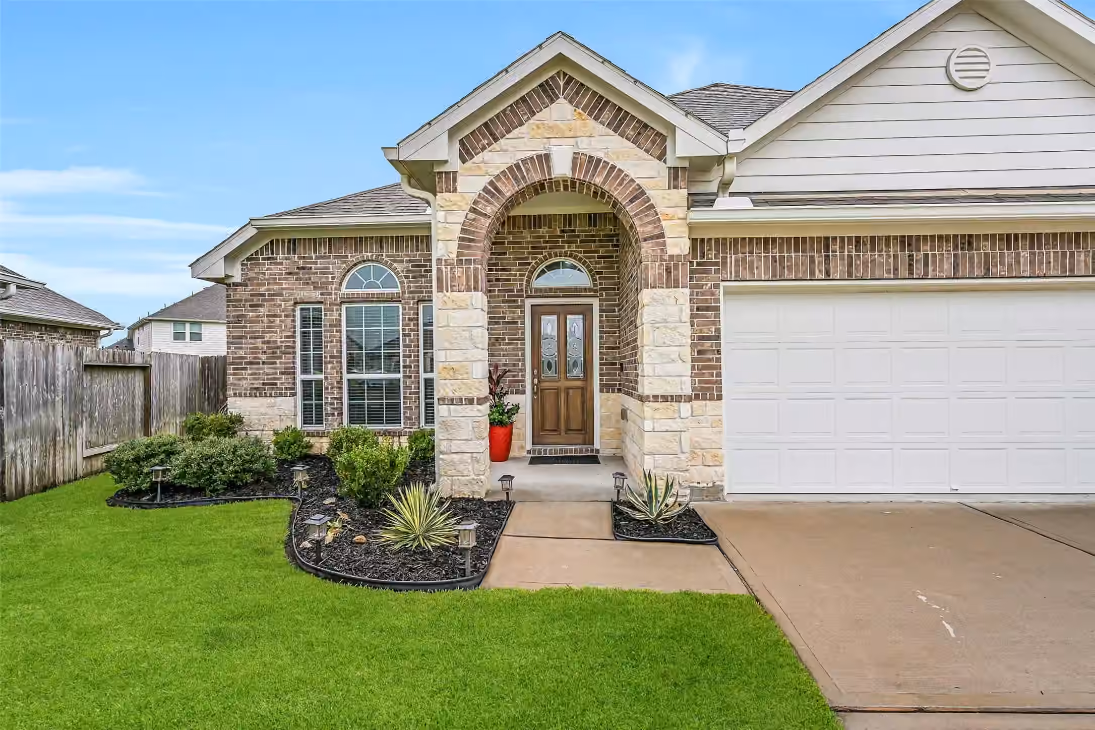 Photo of 305 Bordeaux Court, Alvin, TX