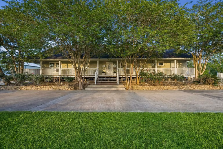 Photo of 3515 County Road 36, Angleton, TX 77515