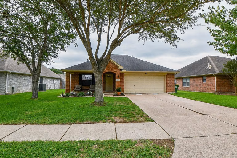 Photo 3 of 4107 Merlet Drive, Pearland, TX