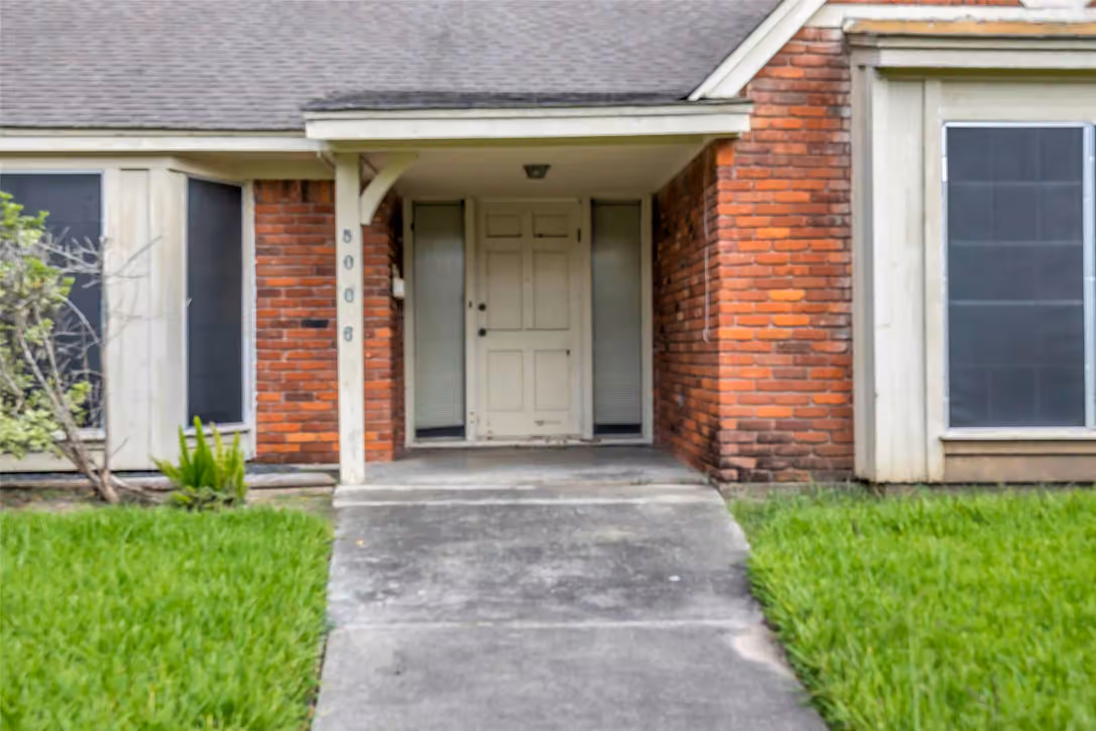Photo 4 of 5006 Yarwell Drive, Houston, TX