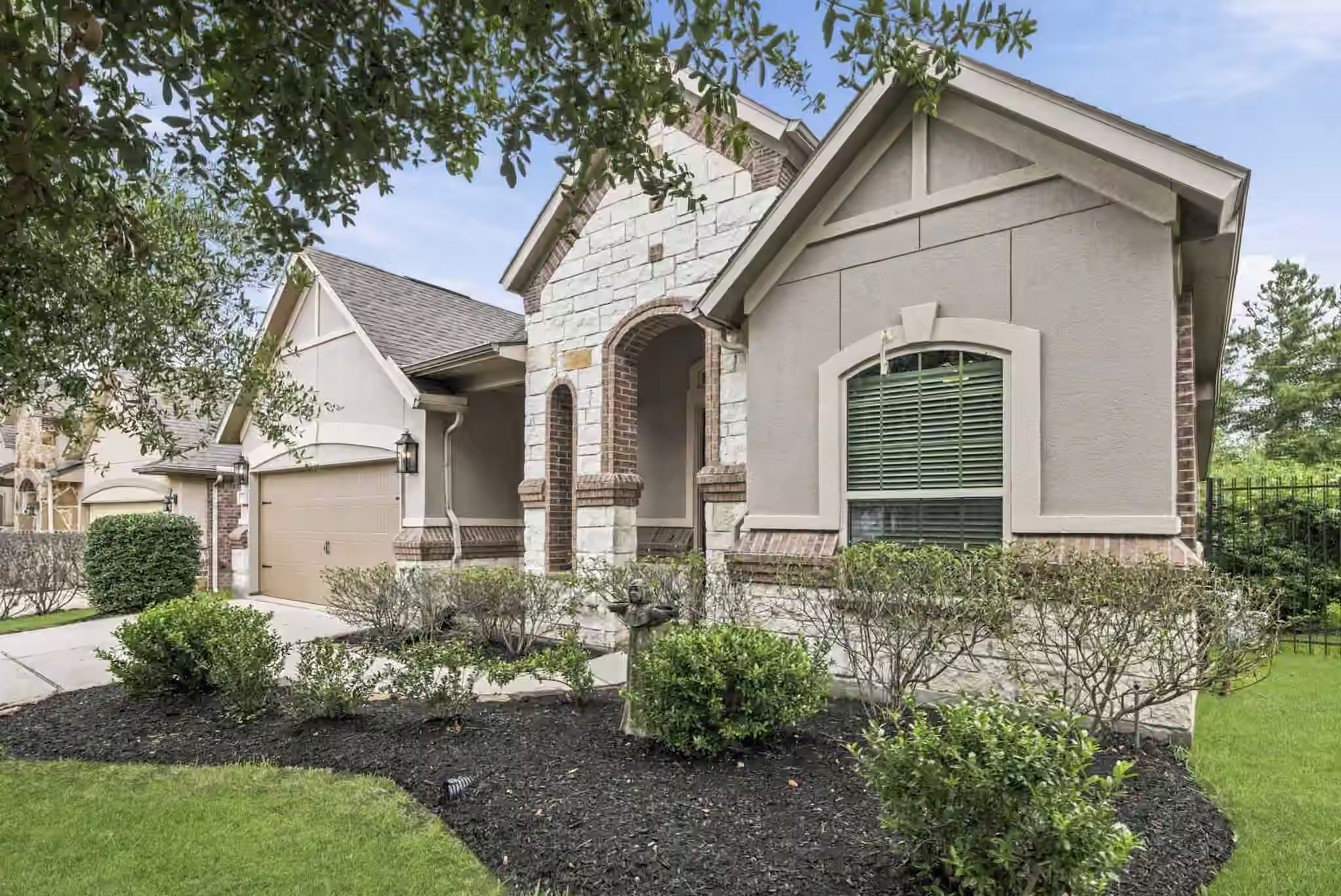 Photo 2 of 11 Whispering Thicket Place, The Woodlands, TX