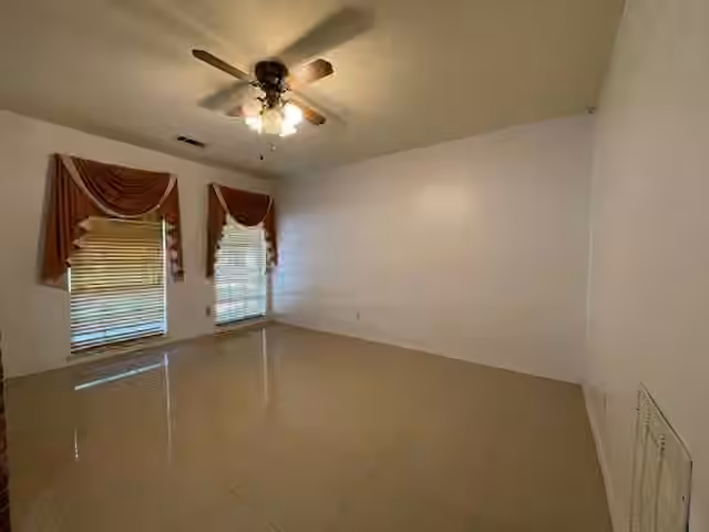 Photo 5 of 7106 Pella Dr, Houston, TX