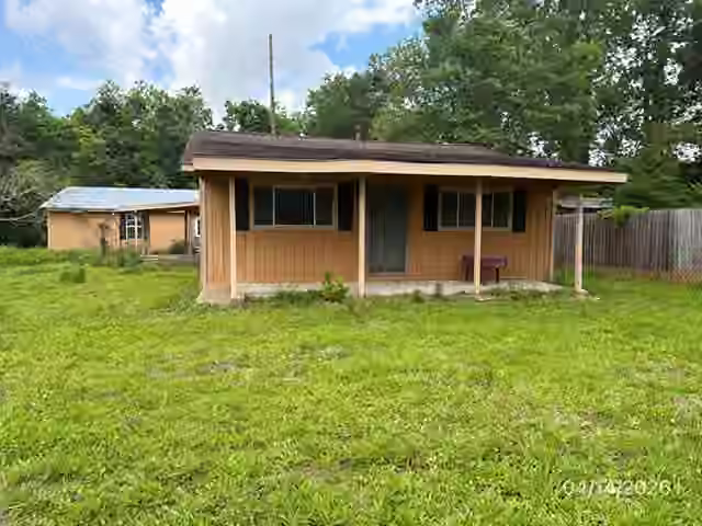 Photo of 1301 Minglewood Road, Liberty, TX