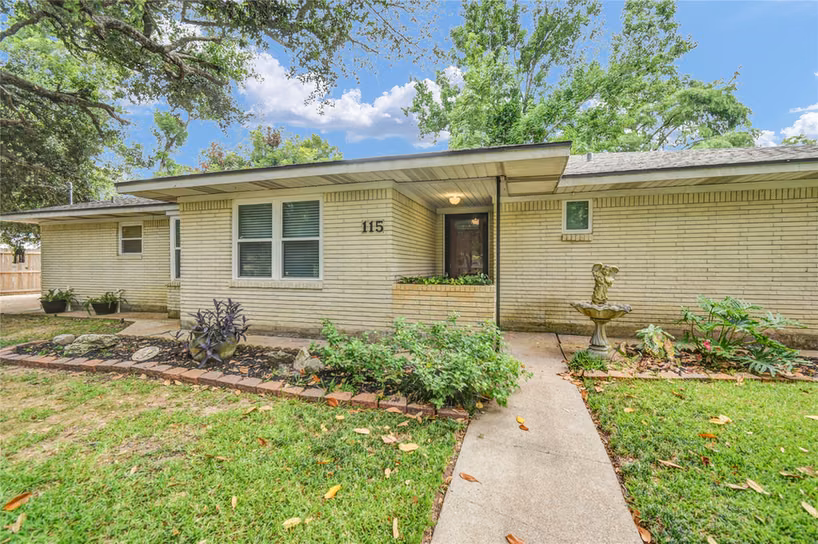 Photo 2 of 115 Southern Oaks Drive, Lake Jackson, TX