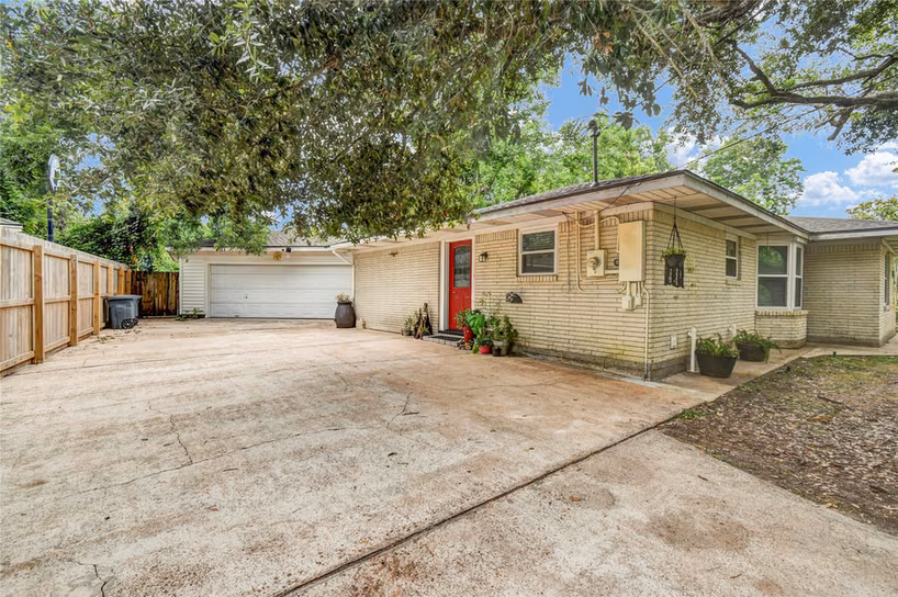 Photo 3 of 115 Southern Oaks Drive, Lake Jackson, TX
