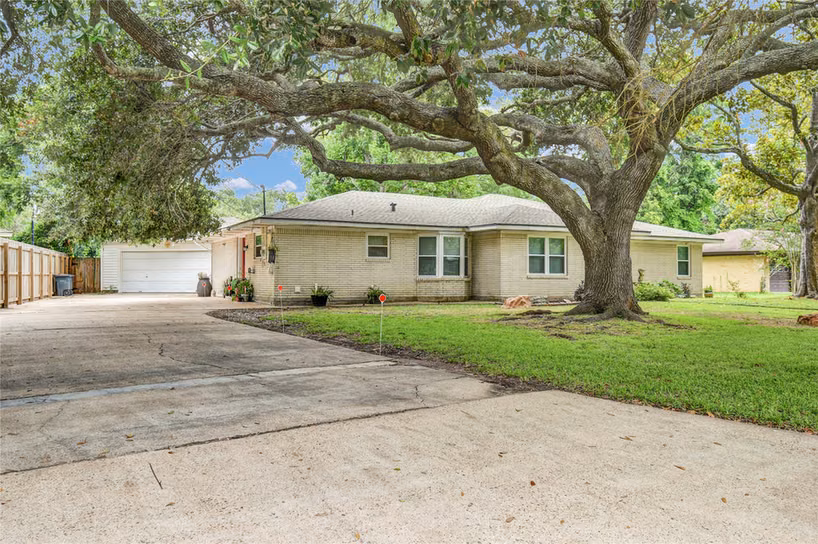 Photo 4 of 115 Southern Oaks Drive, Lake Jackson, TX