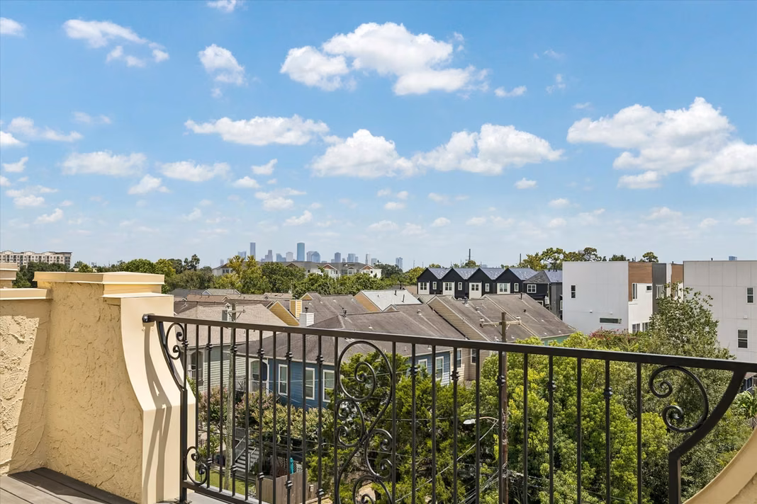 Photo 2 of 1059 W 16th Street, Houston, TX