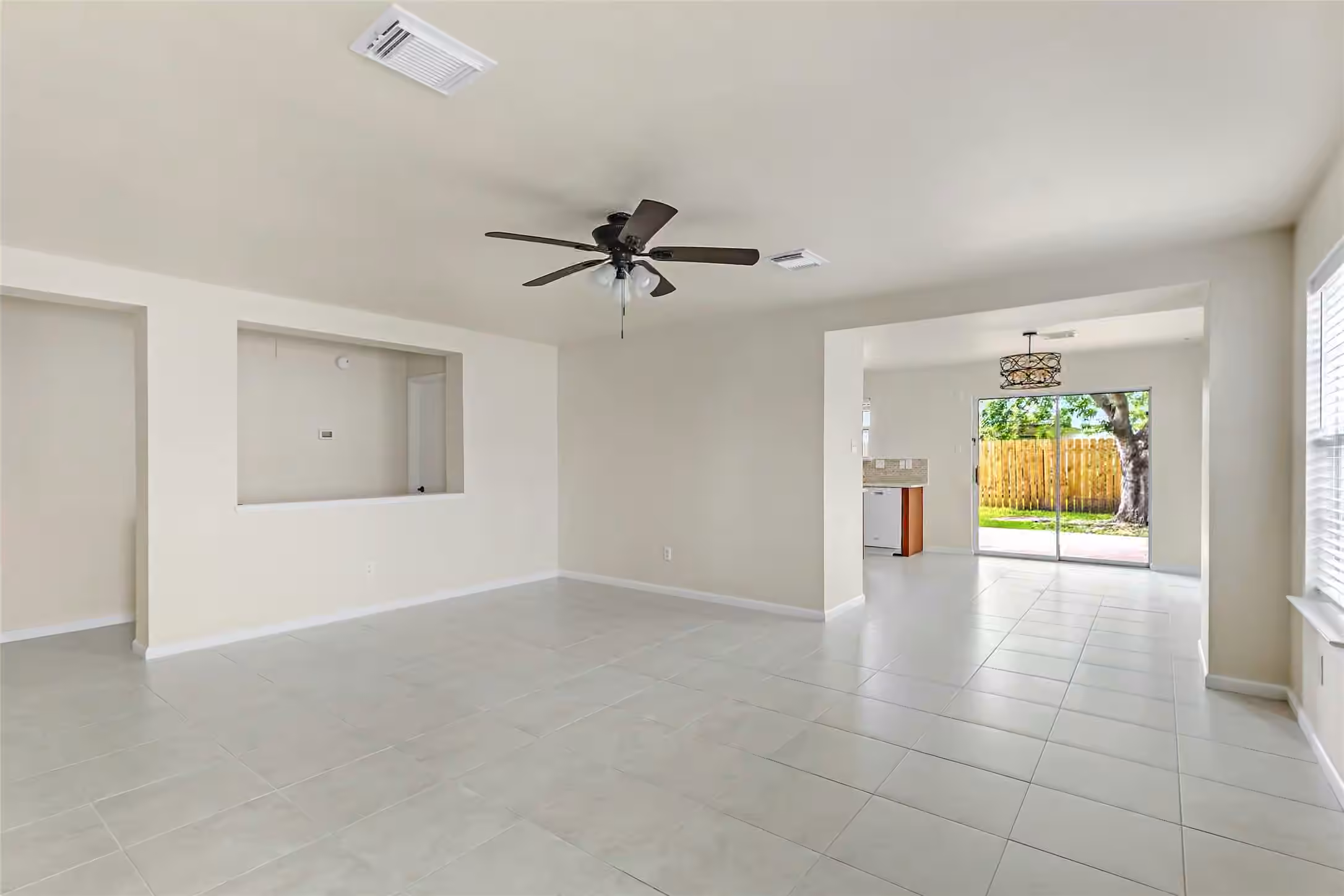 Photo 4 of 10423 Briar Patch Street, Baytown, TX