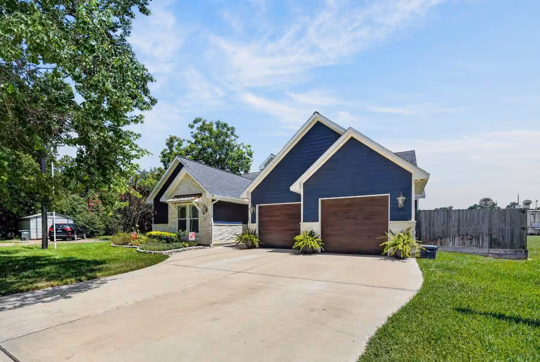 Photo 2 of 509 Texas St, Tomball, TX