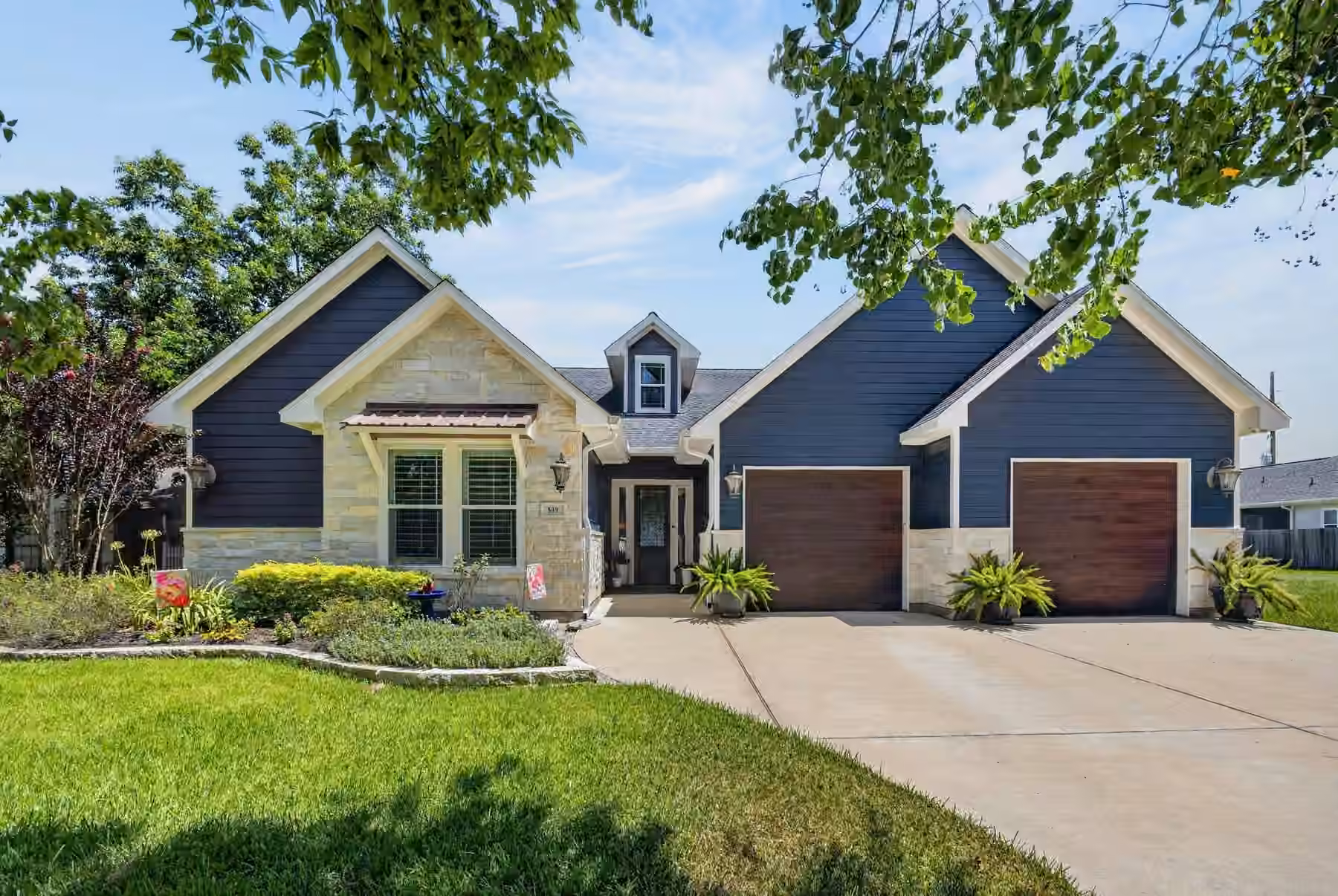 Photo 3 of 509 Texas St, Tomball, TX