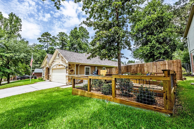 Photo 2 of 1856 Rollingwood Drive, Huntsville, TX
