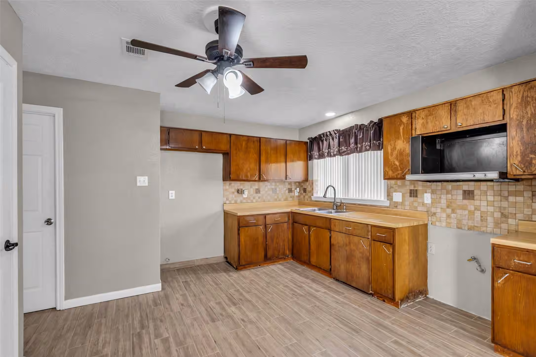 Photo 4 of 6522 Redding Springs Lane, Houston, TX