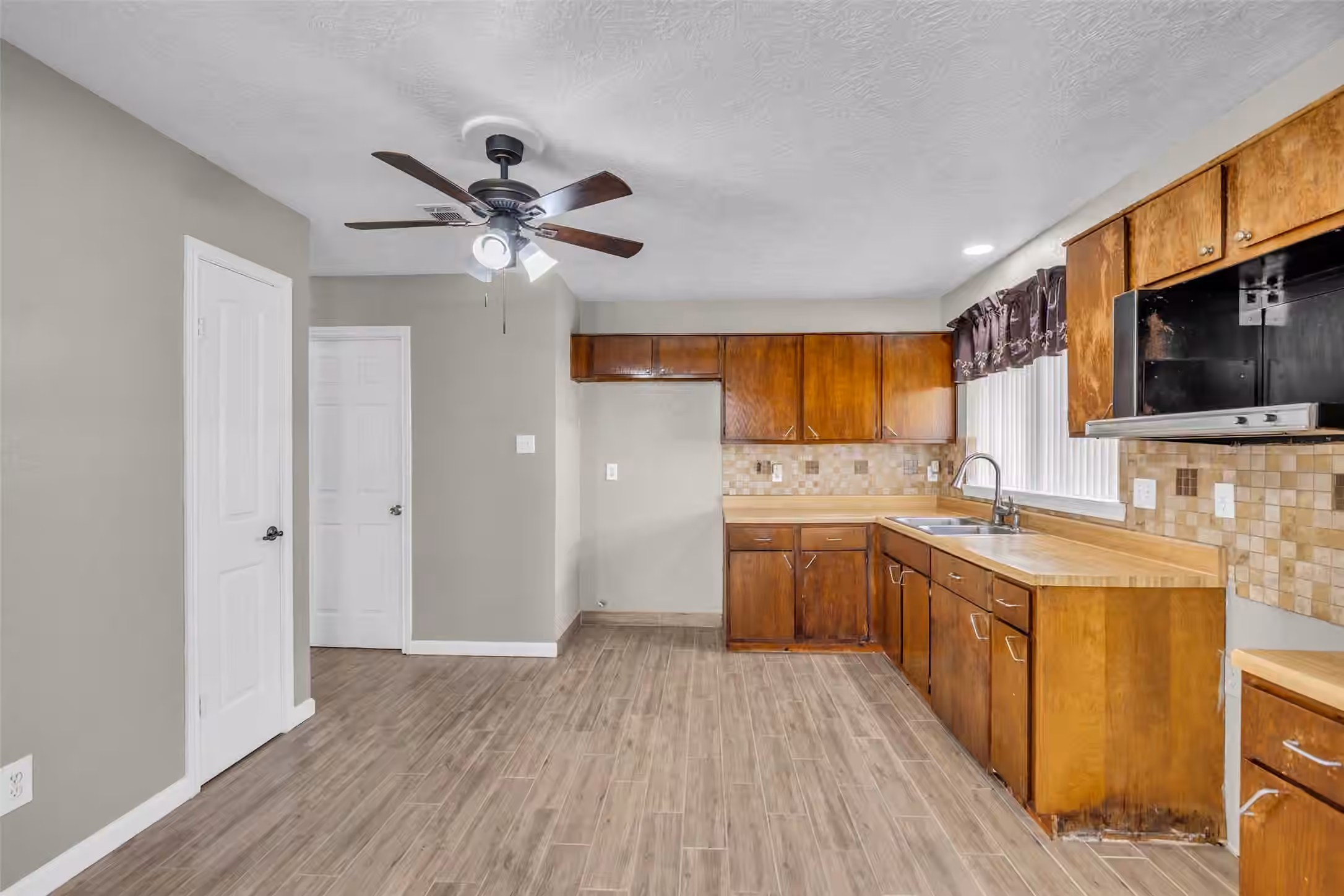 Photo 5 of 6522 Redding Springs Lane, Houston, TX