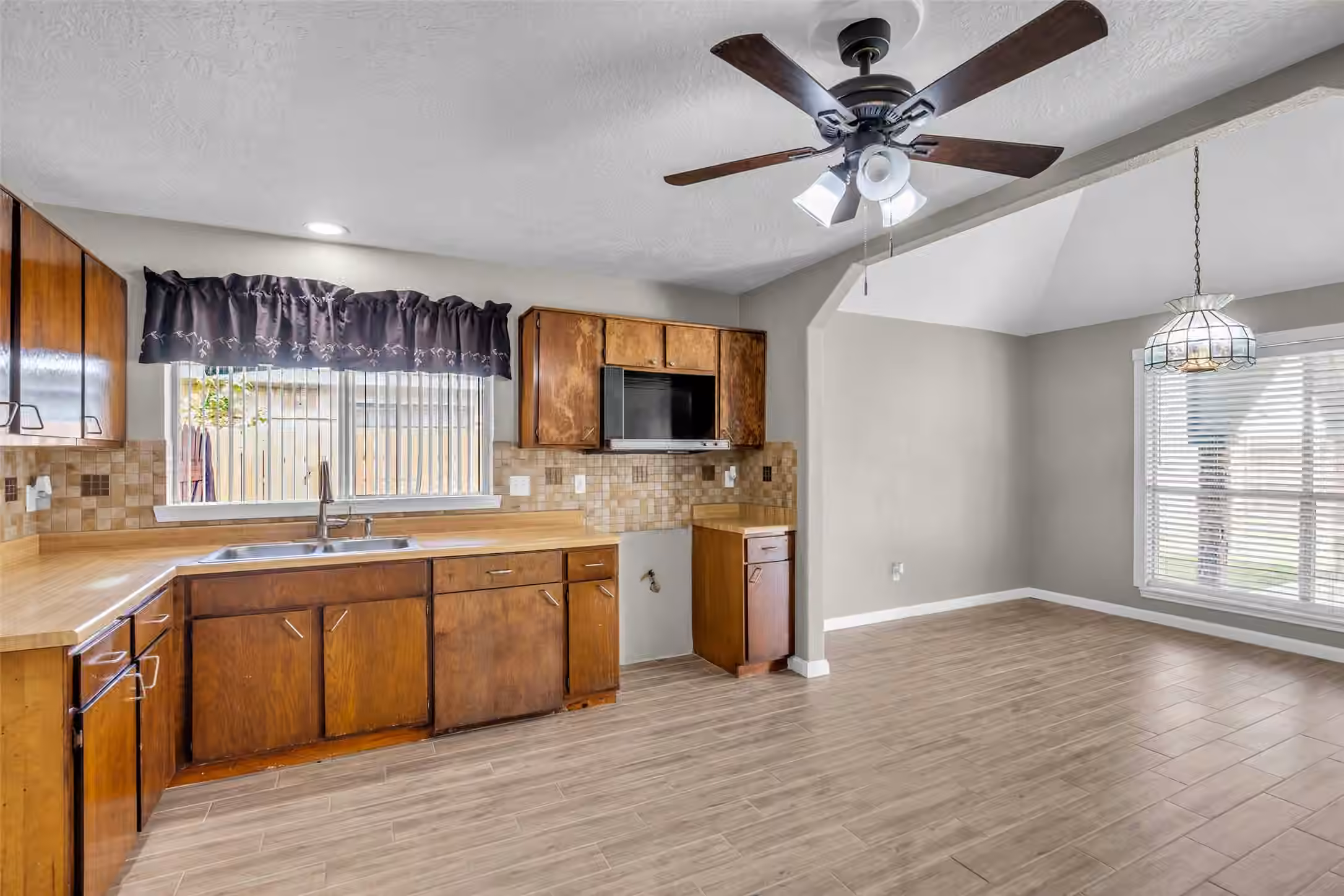 Photo 6 of 6522 Redding Springs Lane, Houston, TX