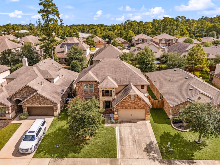 Photo 3 of 8470 Coral Cove Pass Lane, Conroe, TX