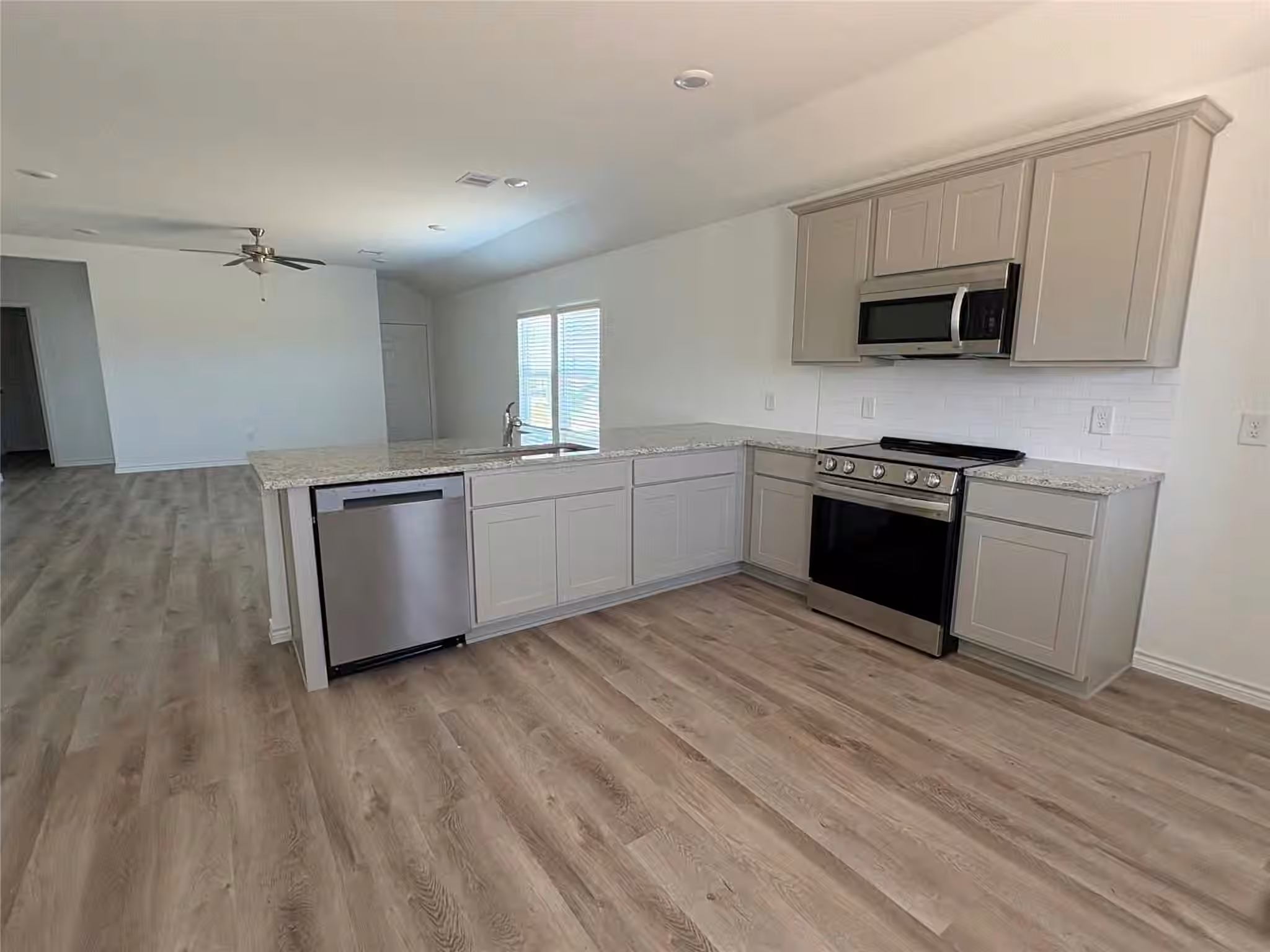 Photo 5 of 10455 Sugar Mill Drive, Conroe, TX
