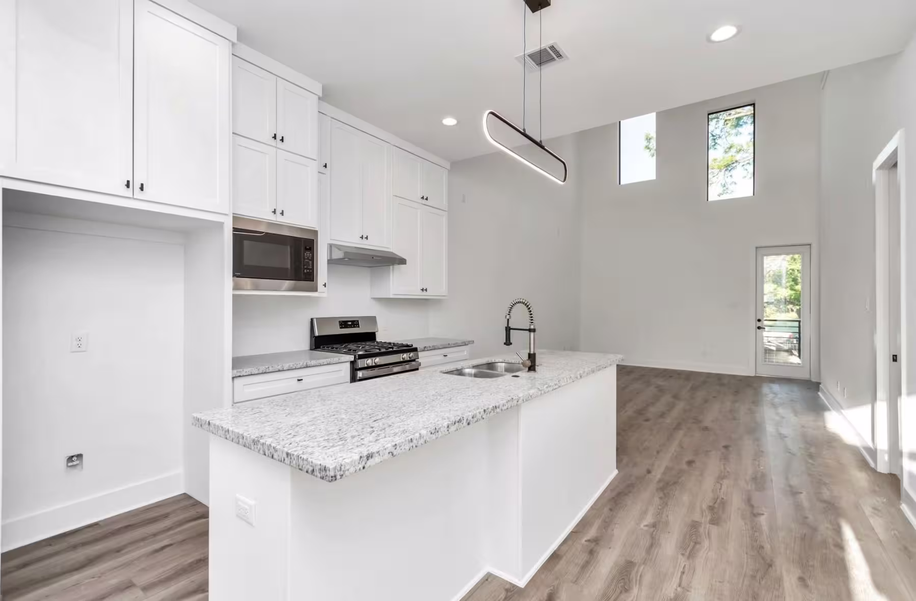 Photo 5 of 5609 Savyon Drive, Houston, TX