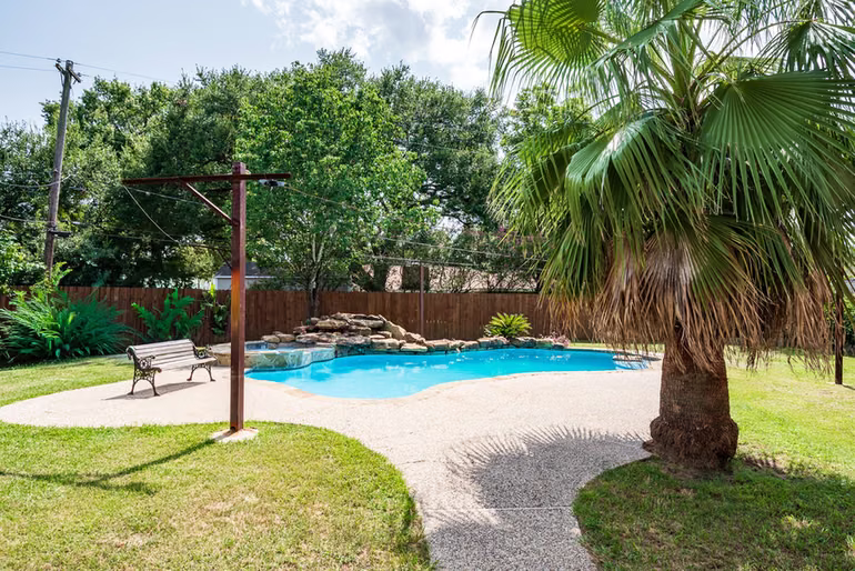 Photo 5 of 5007 Inverness Drive, Baytown, TX