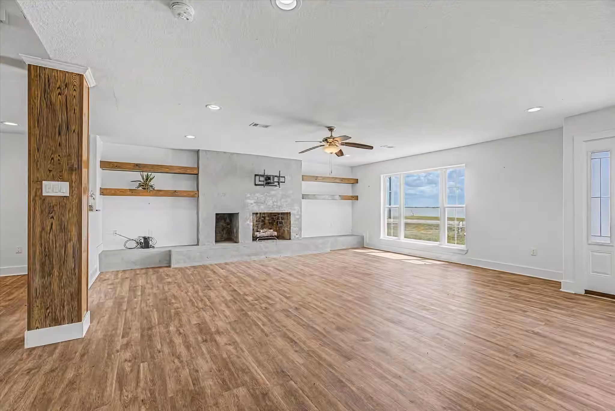 Photo 5 of 1809 E Bayshore Drive Drive, Palacios, TX