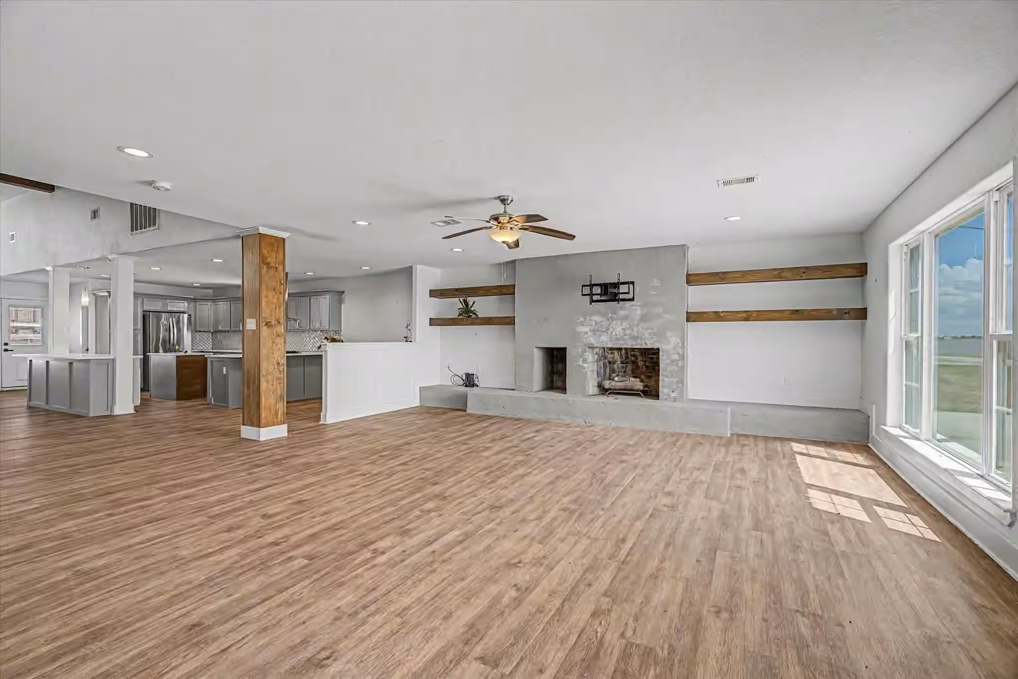 Photo 6 of 1809 E Bayshore Drive Drive, Palacios, TX