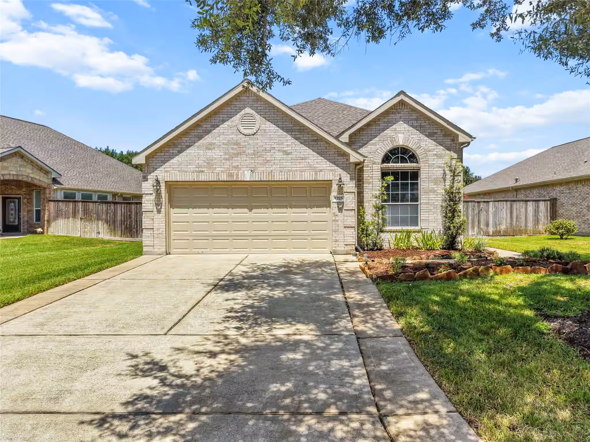 Photo 2 of 1225 N Riviera Circle, Pearland, TX