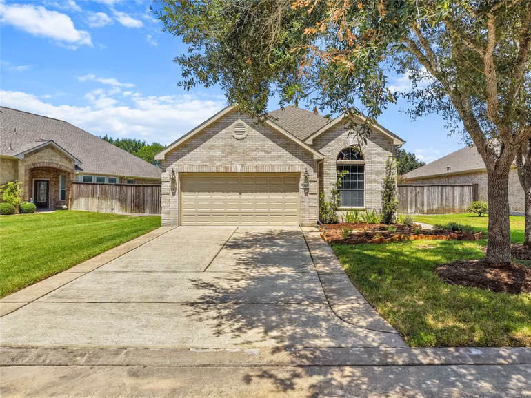 Photo 3 of 1225 N Riviera Circle, Pearland, TX