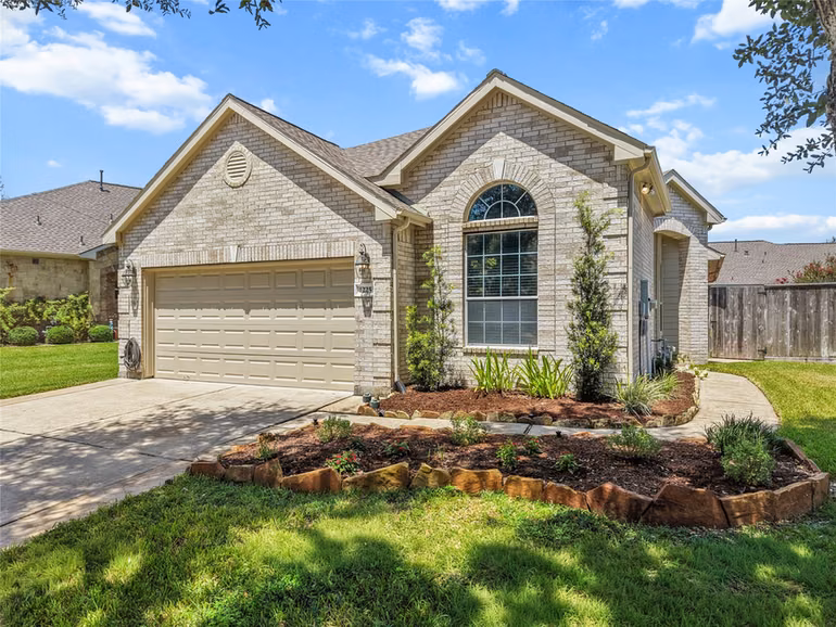 Photo 4 of 1225 N Riviera Circle, Pearland, TX