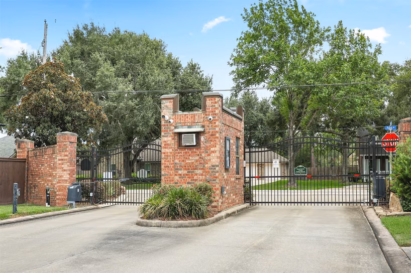 Photo 2 of 409 Old Orchard Way, Dickinson, TX
