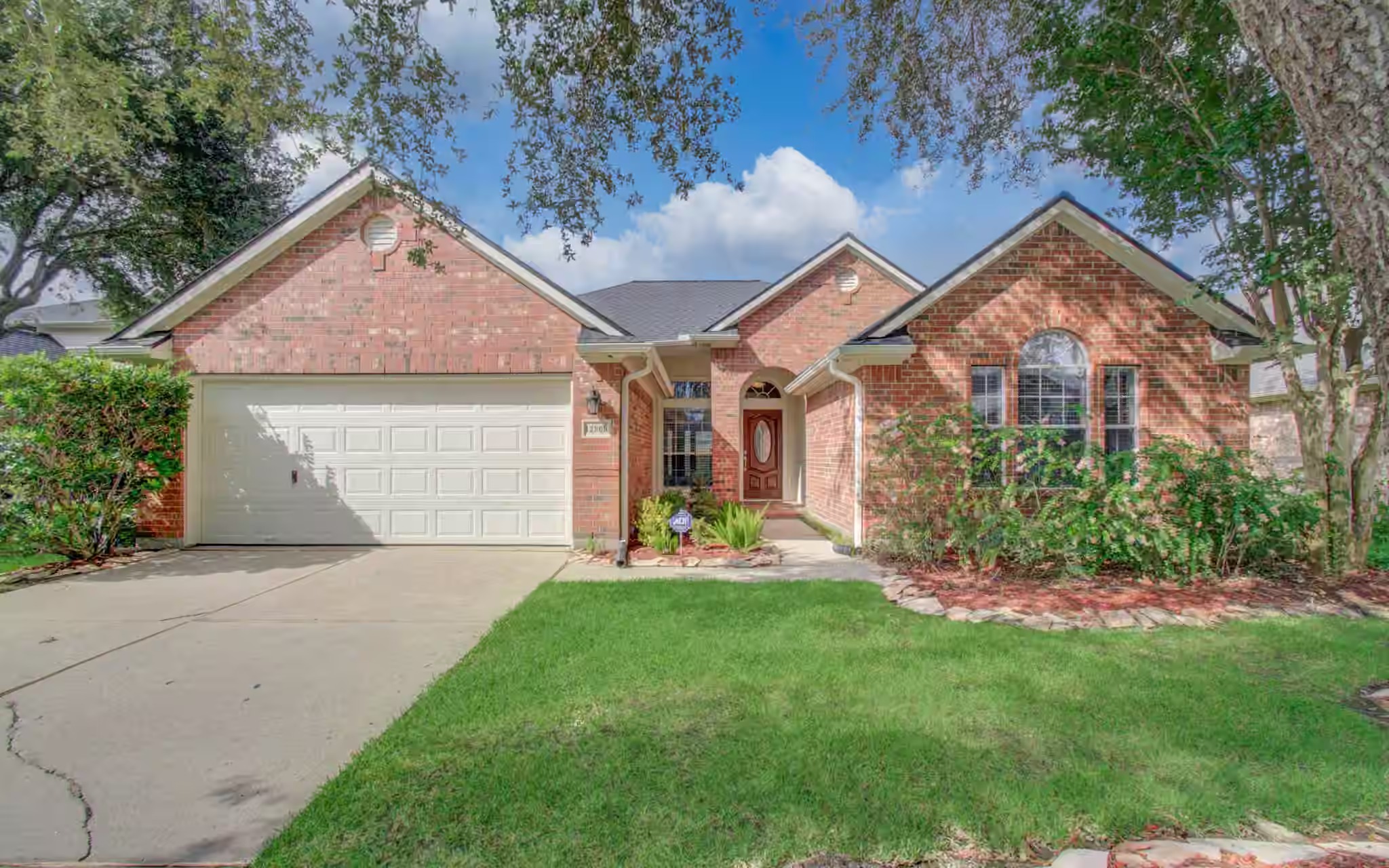 Photo 4 of 12808 Brook Arbor Court, Pearland, TX