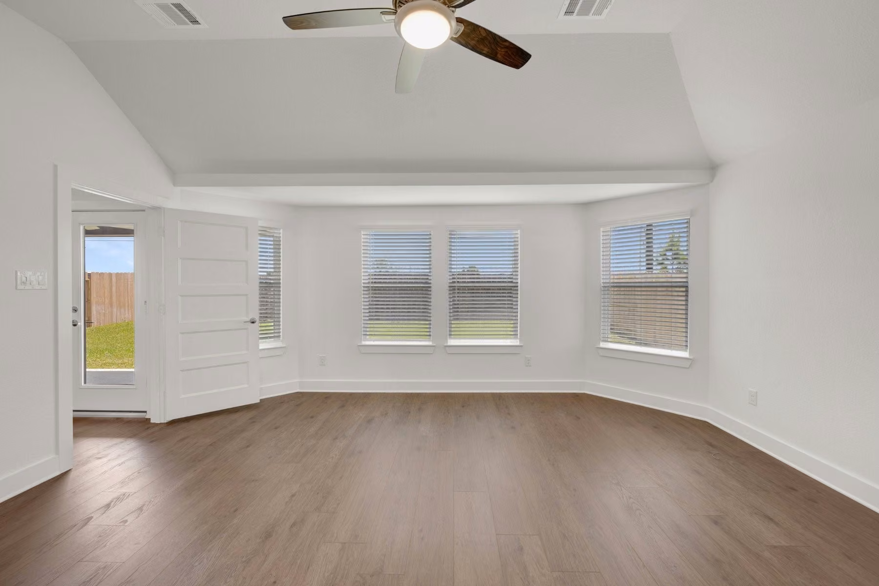 Photo 4 of 2119 Lone Bronco Boulevard, Rosenberg, TX