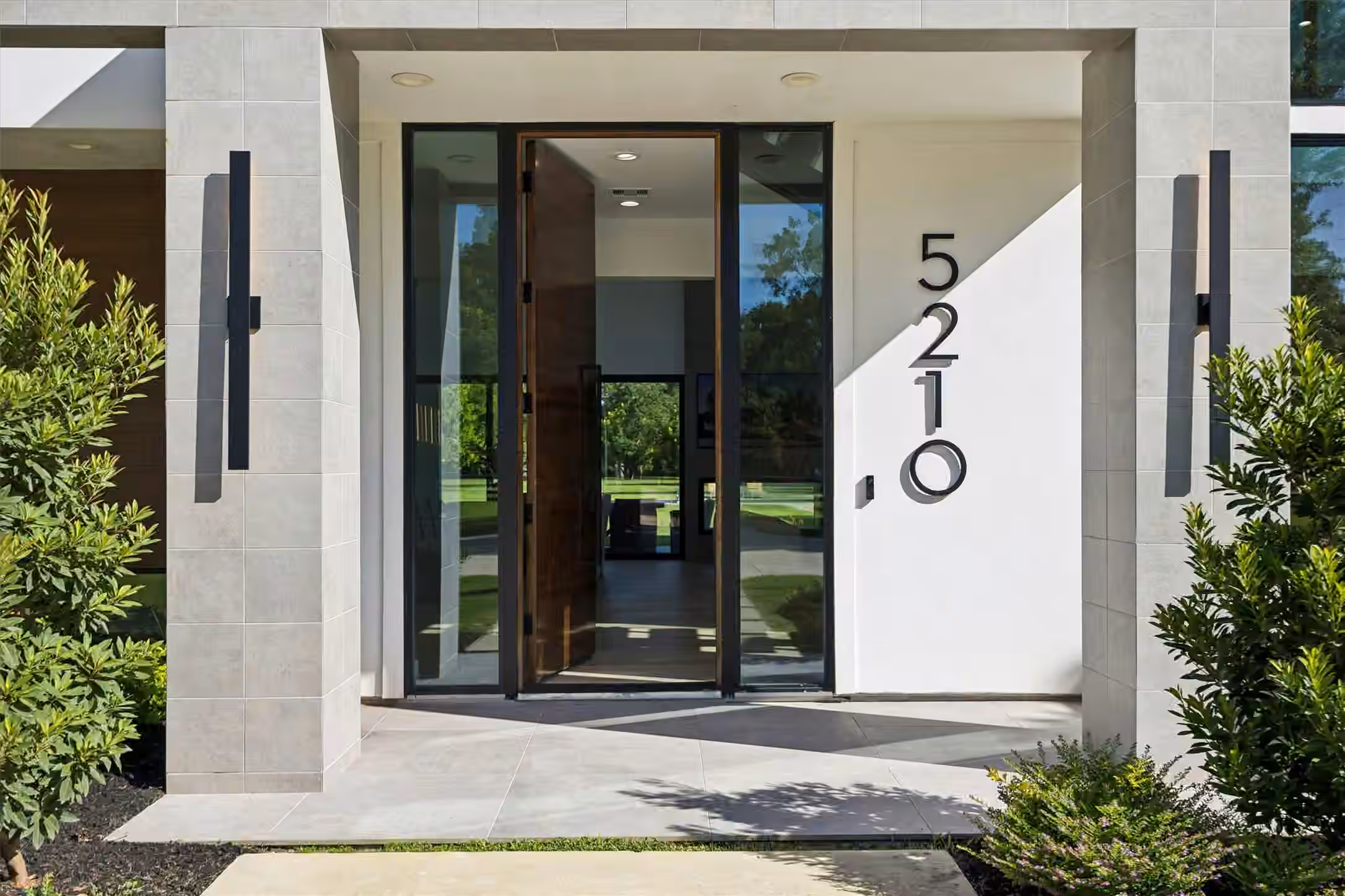 Photo 4 of 5210 Manor Drive, Sugar Land, TX