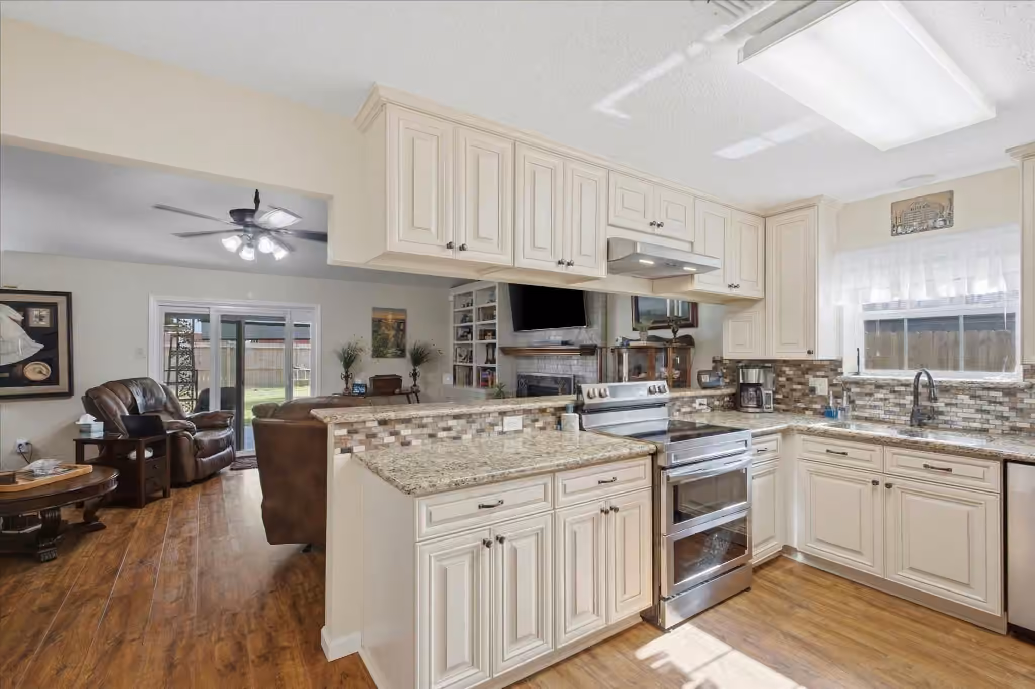 Photo 3 of 9814 Bayou Woods Drive, Baytown, TX