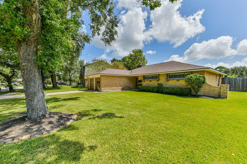 Photo 2 of 311 Stonehenge Lane, Friendswood, TX