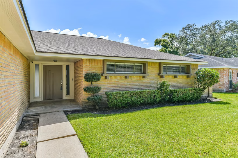 Photo 4 of 311 Stonehenge Lane, Friendswood, TX