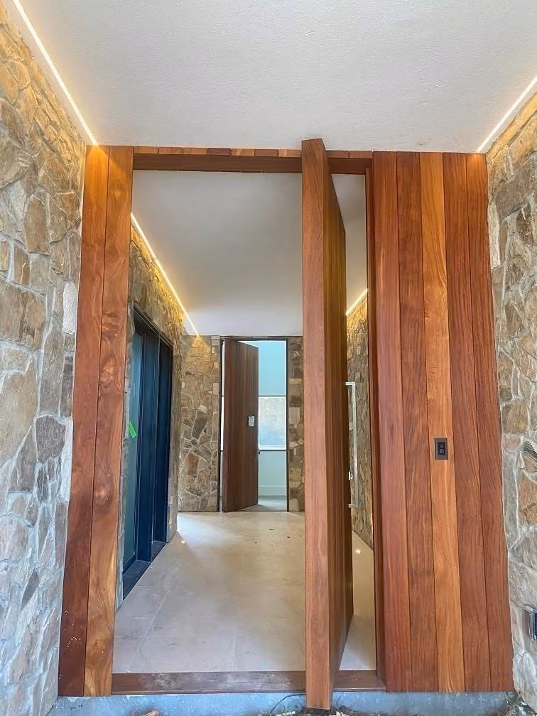 Photo 5 of 8606 Westview Drive, Houston, TX