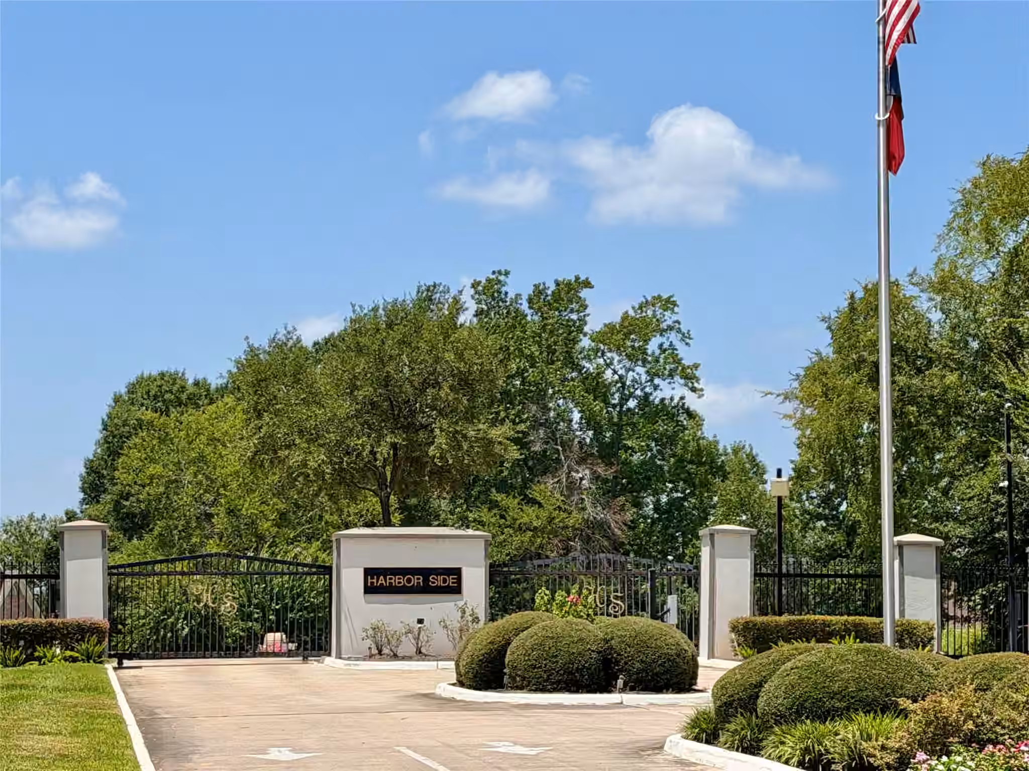 Photo 2 of 18917 Harbor Side Boulevard, Montgomery, TX