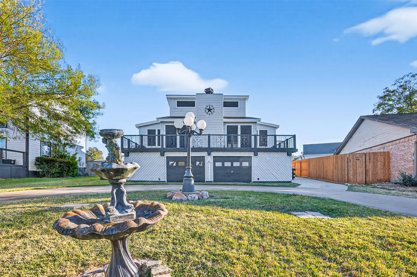 Photo 2 of 805 Lake View Drive, Montgomery, TX